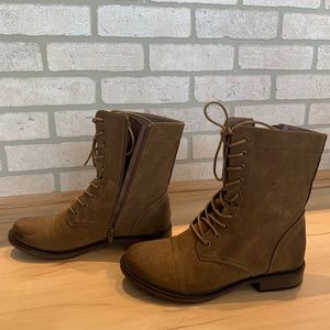 NWOT Natural Reflections woman’s size 8 boot